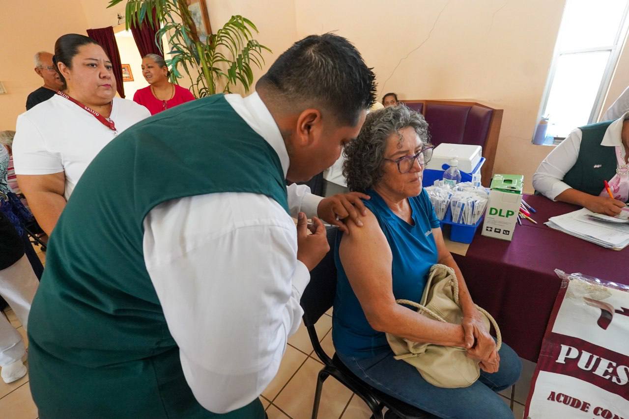 REALIZAN JORNADA NACIONAL DE VACUNACIÓN INTENSIVA EN LA CASA DEL ADULTO MAYOR DEL DIF